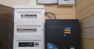 Установка и подключение стабилизаторов напряжения от 566 руб в Канске - ЭлектроКнс