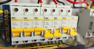 Монтаж УЗО - установка по доступной цене от 360 руб в Канске от ЭлектроКнс